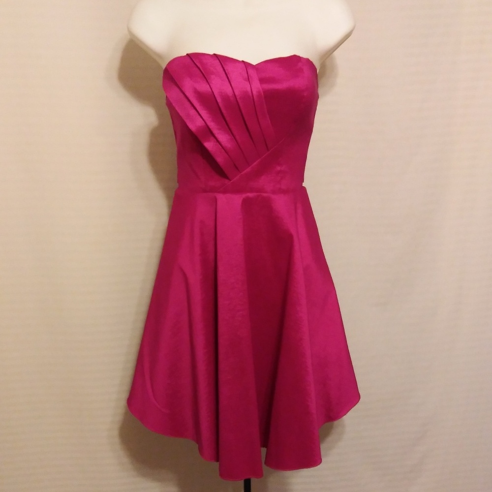 3/$20 CLOSET CLOSING FUCHSIA STRAPLESS MINI DRESS